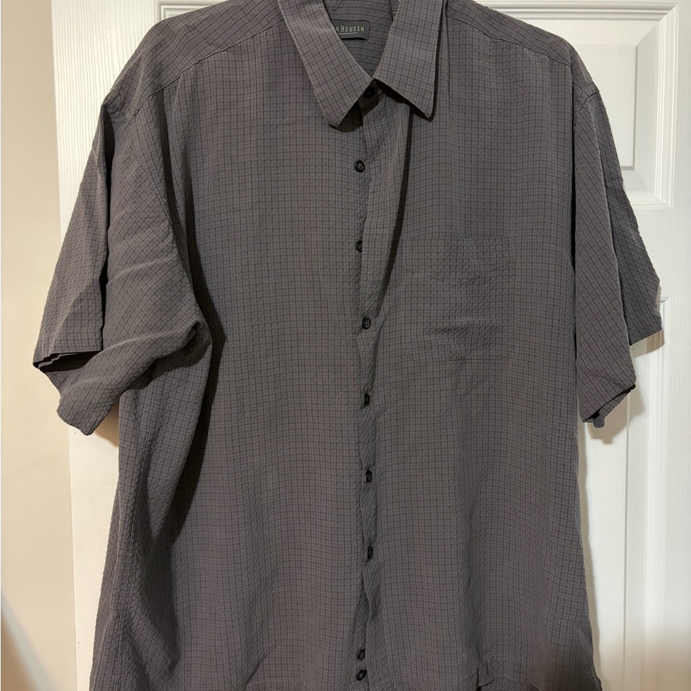 Van Heusen Short-Sleeve Button-Down Shirt in Gray